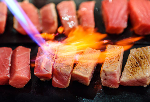  Vitamin D Vitamin D có vai trò trong việc giữ cho trái tim khỏe mạnh. Cá hồi và cá ngừ nằm trong số ít những loại thực phẩm có chứa vitamin D. Một số sản phẩm sữa và nước cam có bổ sung vitamin D.