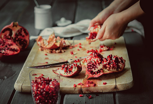  Quả lựu Trái cây này là một chất chống oxy hóa mạnh mẽ có thể bảo vệ trái tim và động mạch, giúp mạch đập rõ ràng, ổn định. Vị chua nhẹ của loại trái cây này cũng rất dễ chịu, giúp bạn bổ sung nhiều vitamin.