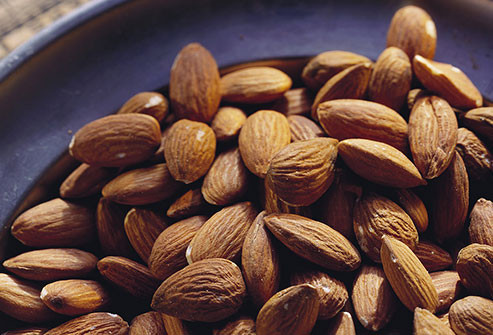  Sterol và stanols Các chất này giúp ngăn chặn cơ thể hấp thu cholesterol. Sterol và Stanols có trong một số loại trái cây, rau, hạt, hạnh nhân, đậu phộng, dầu ô liu. Một số loại thực phẩm như bơ thực vật, nước cam và sữa chua cũng thường được bổ sung sterol và stanols.