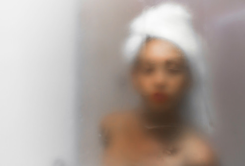  Tắm quá nóng và quá lâu Nước nóng làm khô da, khiến da mất đi lớp bảo vệ tự nhiên, dễ dẫn đến kích ứng, viêm da, chàm, và đẩy nhanh tình trạng lão hóa. Dù là bạn dùng vòi sen hay bồn tắm thì đừng tắm quá lâu với nước nóng già. Hãy để nước ở mức tan giá, hoăc vừa đủ ẩm. Nếu da của bạn đỏ hoặc ấm khi bạn bước ra ngoài có nghĩa là bạn đã dùng nước quá nóng.