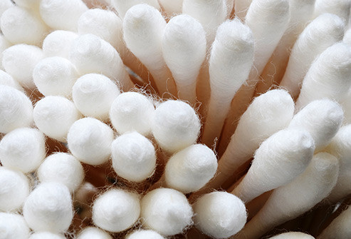  Cố lấy ráy tai Sử dụng tăm bông có thể là cách bạn làm sạch tai tốt, nhưng bạn hãy coi chừng khả năng mình đẩy ráy tai vào sâu hơn. Hơn nữa, nếu bạn quá mạnh tay, bạn thậm chí có thể làm tổn thương màng nhĩ hoặc các xương nhỏ giúp bạn nghe. Tốt nhất hãy để cơ thể bạn tự làm việc đó. Nhưng nếu bạn cảm thấy có quá nhiều ráy tai, khiến bạn gặp khó khăn khi nghe thì hãy đến gặp bác sỹ để họ giúp bạn lấy ráy tai ra một cách an toàn.