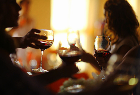  Không uống nước vào giờ Cocktail Không chỉ rượu vang đỏ làm ố răng, mà rượu vang trắng cũng có axit và tannin có thể làm hỏng men răng của bạn và làm cho răng dễ bị ố. Rượu cũng làm khô miệng, đồng nghĩa với việc bạn tiết ra ít nước bọt hơn để làm sạch axit và vi khuẩn. Để bảo vệ răng và tránh bị xỉn màu, hãy súc miệng bằng nước sau khi uống rượu.