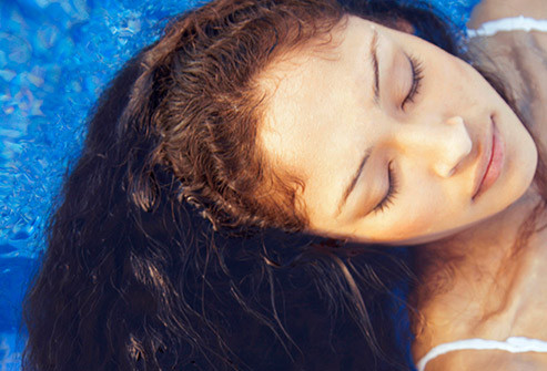  Để tóc khô đi bơi Nước hồ bơi có các hóa chất làm hỏng tóc, khiến tóc khô xơ. Hãy nghĩ mái tóc của bạn như miếng bọt biển; nếu bạn làm ướt bằng nước máy trước khi bơi, nó sẽ không thể hấp thụ nhiều nước hồ bơi. Và nhớ gội đầu ngay khi ra khỏi bể bơi.