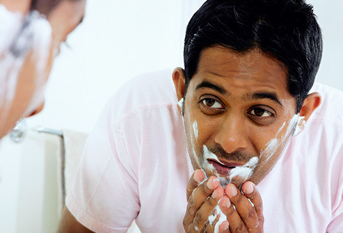  Chà xát da mặt của bạn Bạn không cần phải chà bằng khăn để lau sạch bụi bẩn trong ngày. Tất cả nhu cầu của làn da là được massage nhẹ nhàng với các ngón tay và một chút kem, sữa rửa mặt. Rửa mặt hai lần sáng/ tối mỗi ngày bằng nước ấm hoặc nước lạnh. Chú ý tránh những sản phẩm làm sạch da mặt chứa các thành phần có tính chất mài mòn.