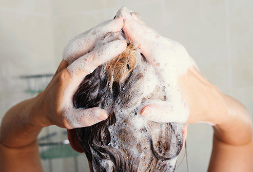  Gội đầu quá nhiều ... hoặc quá ít Dầu gội sẽ lấy bớt chất dầu tự nhiên của da đầu để làm sạch tóc và da đầu, nhưng gội đầu quá nhiều tóc bạn sẽ bị xỉn và khô. Mức độ thường xuyên nên phụ thuộc vào loại tóc của bạn. Đối với tóc thẳng, bạn có thể gội đầu hàng ngày nếu dầu và bụi bẩn tích tụ, nhưng tốt nhất nên cách 1-2 ngày. Tóc dày hoặc xoăn có thể để vài ngày đến một tuần. Chú ý chọn sản phẩm phù hợp với mái tóc của bạn.