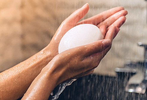  Dùng xà phòng ở vùng nhạy cảm Hãy tránh những loại xà phòng có mùi thơm hoặc khử trùng quá mạnh ở vùng kín, bởi có thể gây ra sự mất cân bằng của vi khuẩn giữ cho khu vực này khỏe mạnh. Điều tương tự cũng xảy ra khi bạn dùng khăn lau có mùi thơm và chất khử mùi âm đạo. Tất cả những gì bạn cần là xà phòng nhẹ, không mùi để rửa nhẹ nhàng quanh khu vực này mỗi ngày.