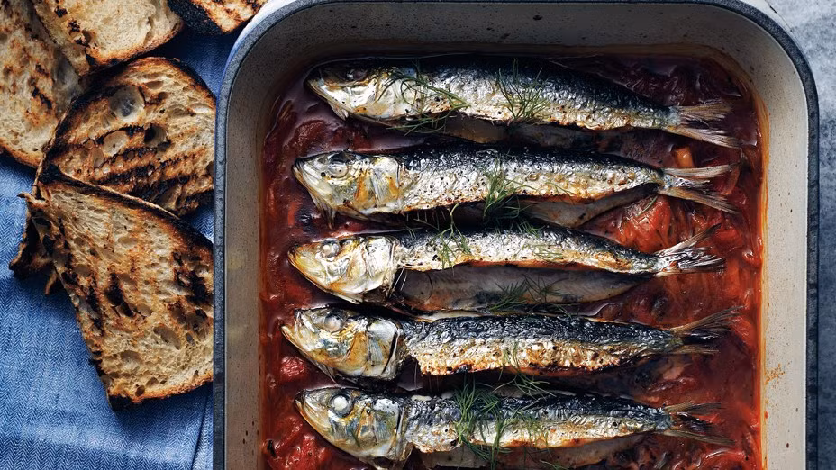 Cá nhỏ, có nhiều chất béo như cá mòi thường ăn cả con, xương, đầu và các bộ phận dinh dưỡng khác. Chúng chứa gần như đầy đủ các chất dinh dưỡng bạn cần.