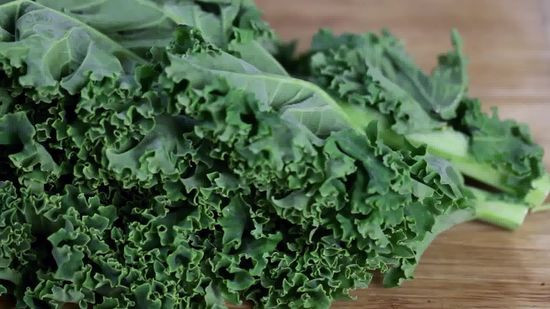 Cải xoăn là một trong những loại rau giàu dinh dưỡng nhất mà bạn có thể ăn, có chứa một lượng lớn vitamin, khoáng chất và các hợp chất chống ung thư.