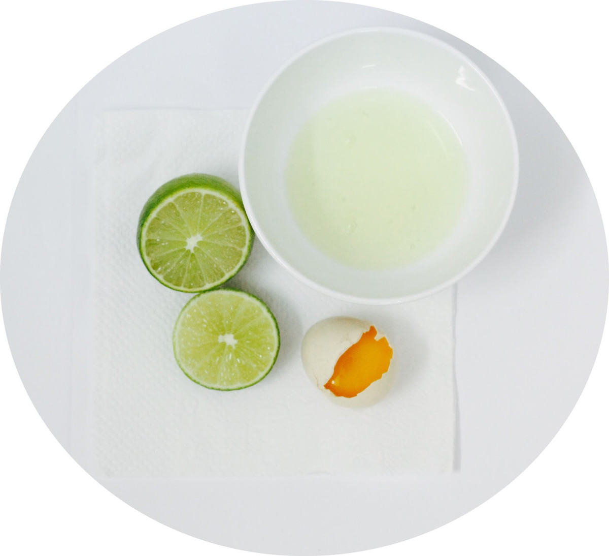 Rất đơn giản, bạn chỉ cần đánh tan lòng trắng trứng gà với một chút nước cốt chanh, sau đó thoa hỗn hợp này lên mặt. Sau 5 phút, tiếp tục bôi một lớp hỗn hợp này nữa, đợi khô rồi rửa mặt lại với nước sạch. Ảnh blogtamsu.