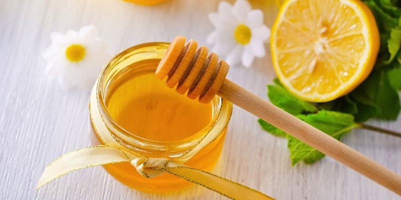 Với mụn đầu đen, bạn có thể kết hợp chanh với mật ong bằng cách vắt một nửa quả chanh hòa với một thìa mật ong, khuấy đều cho đến khi hỗn hợp đặc mịn. Ảnh tgdd.