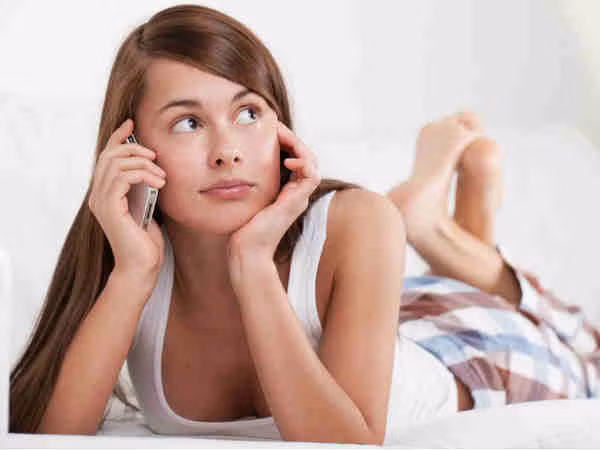 Nếu bạn không trả lời tin nhắn ngay lập tức hoặc nhận điện thoại ngay sau hồi chuông đầu tiên, nàng sẽ nghi ngờ bạn đang mải mê với một cô gái khác.