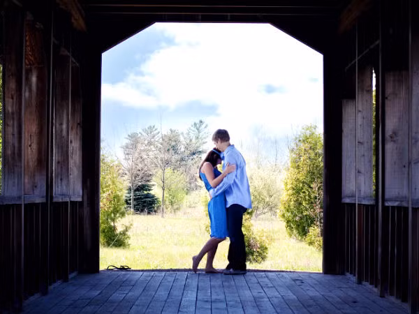 Nàng luôn cố gắng dính lấy bạn, muốn đi theo bạn khắp mọi nơi và không chịu để bạn ở một mình.