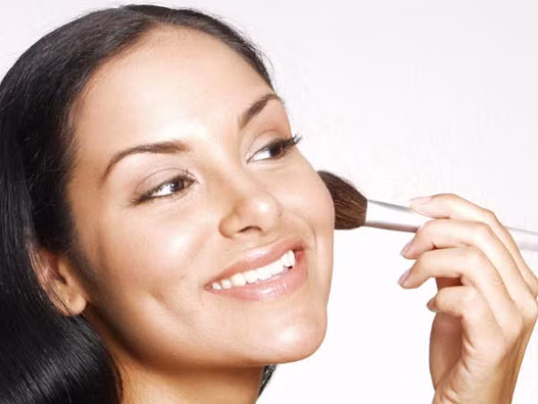 Dùng má hồng: Bạn nên sử dụng phấn má hồng để trông rạng rỡ, tươi tắn hơn. Những tông màu tươi tắn, dịu nhẹ như phấn hồng, hồng cam, cam… sẽ phù hợp với phong cách trang điểm tự nhiên.