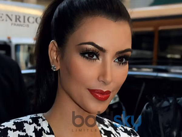 Không kẻ mắt: Kẻ mắt hoặc đánh phấn mắt thật đậm sẽ giúp mắt trông sâu và sắc sảo hơn nhưng mất đi vẻ tự nhiên. Hãy dùng mascara để chuốt mi mắt trông to hơn nhưng vẫn tự nhiên. 