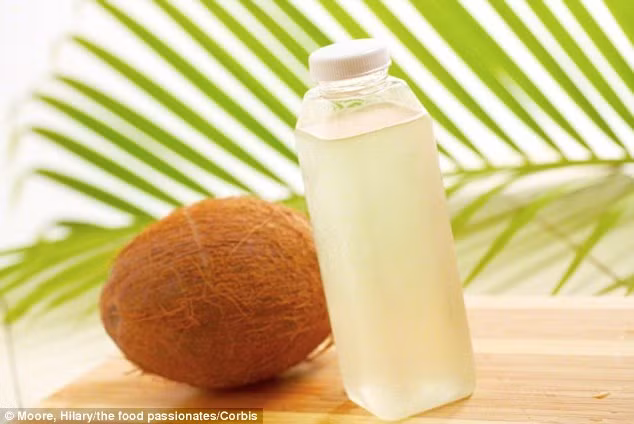 Nước dừa là nguồn cung cấp dồi dào các khoáng chất như kali, canxi, magiê, phốt pho và natri giúp bạn hạn chế tối đa nguy cơ bị chuột rút vào ban đêm. Một ly nước dừa nguyên chất mỗi tối sẽ giúp bạn ngủ ngon hơn.