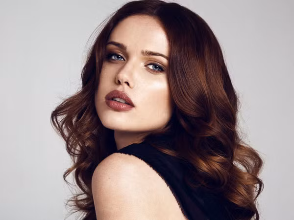 Chăm sóc da: Hãy đầu tư và chăm sóc cẩn thận để có làn da mềm mịn, săn chắc. Đó là việc bắt buộc phải làm nếu bạn muốn theo đuổi phong cách trang điểm tự nhiên, trong suốt. 