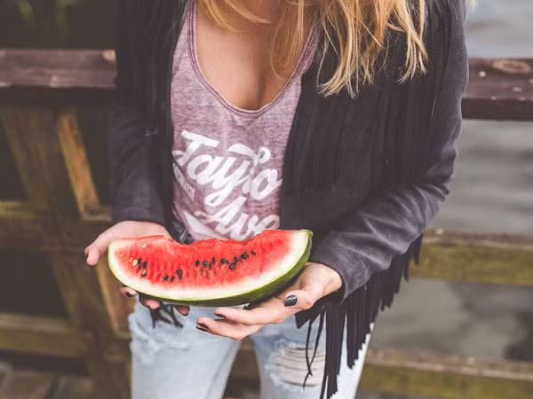 Dưa hấu chứa nhiều chất dinh dưỡng như vitamin A, C và D. Ngoài ra, dưa hấu còn giúp bạn có cảm giác no lâu và hỗ trợ giảm cân.