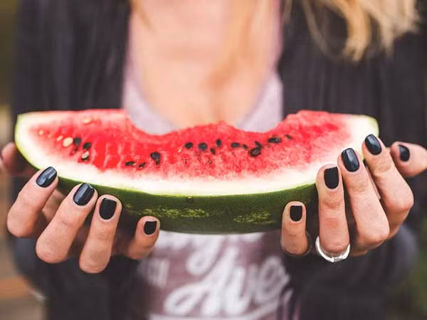 Protein trong dưa hấu rất quan trọng nhất đối với việc giảm cân. Nếu muốn đốt cháy calo, hãy ăn nhiều dưa hấu để bổ sung protein, cung cấp năng lượng cho cơ thể. 