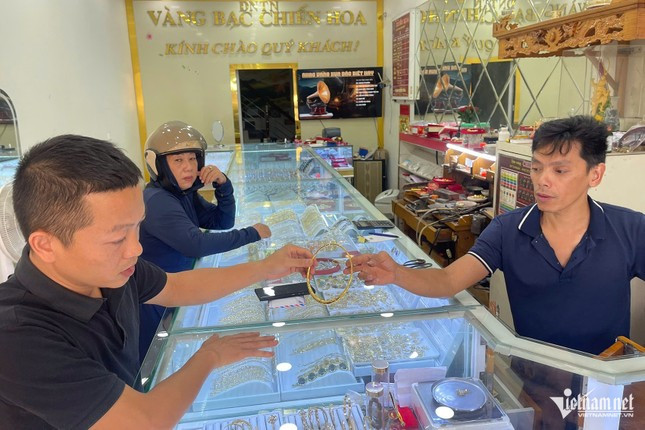 Thị trường vàng ở Quảng Ninh và Nam Định vắng bóng người mua - Hình 2 Thi truong vang o Quang Ninh va Nam Dinh vang bong nguoi mua-Hinh-2