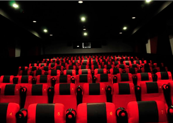 Những nơi này thường được thiết kế kín, không khí khó lưu thông song lại tập trung rất nhiều người. Trong hoàn cảnh dịch Covid -19 diễn biến phức tạp, cho trẻ đến những nơi này thực sự không có lợi cho sức khỏe. Ảnh: Internet.