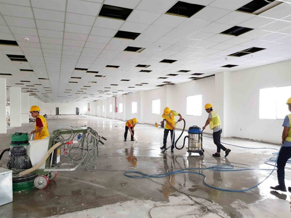 Trung tâm thương mại, cửa hàng tiện lợi vừa cải tạo sẽ có mùi. Mặt khác, đây cũng là nơi có kết cấu không thông thoáng. Việc bày biện nhiều hàng hóa cùng lượng lớn người qua lại càng khiến không gian ngột ngạt hơn.