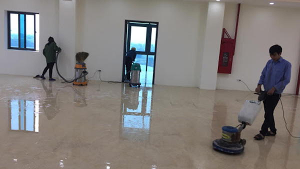 Chuyên gia sức khỏe giải thích, nhà vừa xây, mới được cải tạo và đồ mới mua có thể chứa lượng lớn formaldehyde – một trong những nguyên nhân tăng nguy cơ bệnh bạch cầu. Để tránh nguy cơ sức khỏe này, người ta thường mở cửa thông gió cho ngôi nhà 1 thời gian rồi mới chuyển đến sống.