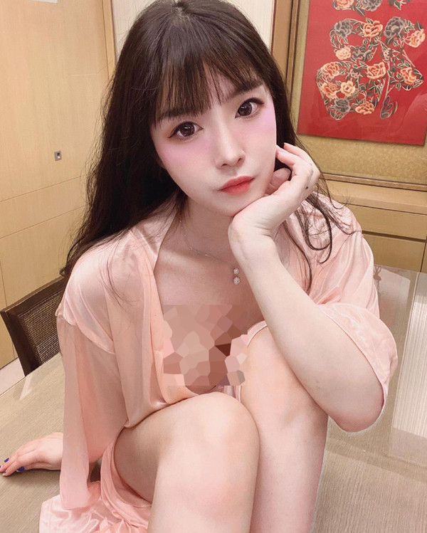 Được biết, trước khi trở thành giáo viên dạy tiếng Anh, Chloe từng du học tại Vancouver. Cô vô cùng bất ngờ khi được lượng lớn người quan tâm. Đặc biệt, lượng học viên đăng kí học trực tuyến trong các bài giảng của cô cũng tăng lên rất nhiều.