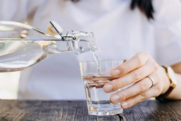 Một khi miệng có cảm giác đồng nghĩa các bộ phận, cơ quan khác trong cơ thể đã mất nước. Do đó, uống nước đúng cách là bạn cần uống nước trước cơn khát.