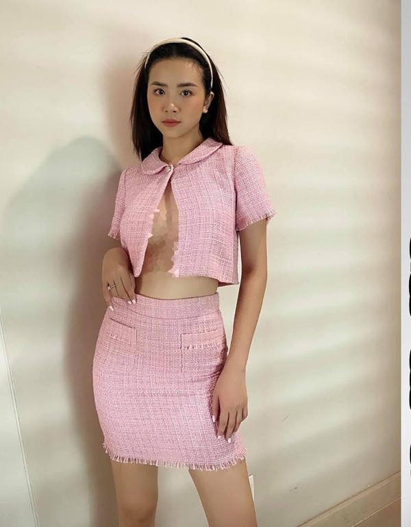 So với áo phông hở chân ngực, mẫu áo mới hở bạo hơn. Người mặc sẽ để lộ toàn bộ vùng chân ngực, lấp ló vòng 1 căng đầy do chỉ được cố định bằng cách buộc dây hoặc tận dụng 1 chiếc cúc.