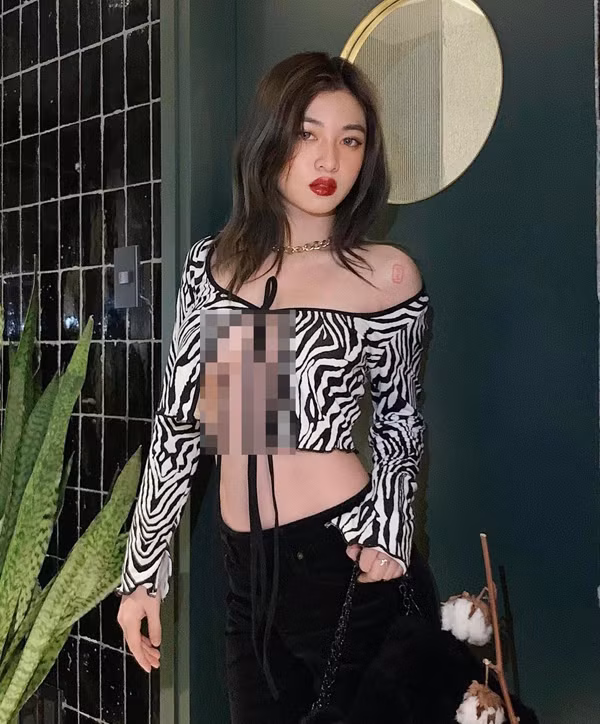 Một trong những màn lên đồ khoe ngực lộ liễu, dễ gây phản cảm nhất là thiết kế kiệm vải, để lộ gần như toàn bộ khuôn ngực.