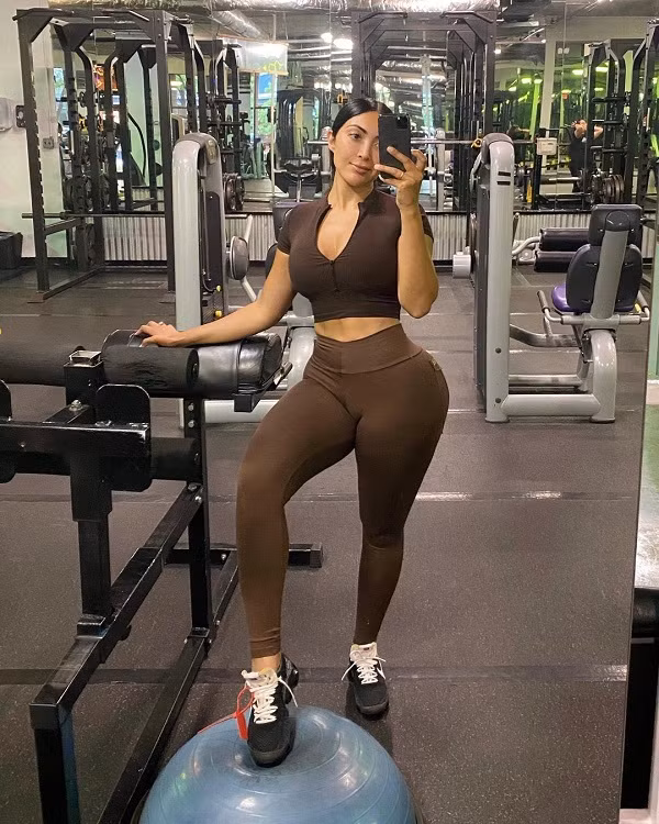 Sau khi tốt nghiệp, Sumeet Sahni đến Hàn Quốc làm việc. Tại đây, Sumeet Sahni bị cuốn hút bởi sở thích thể thao từ người yêu (giờ là chồng cô). Kể từ đó, Sumeet Sahni tập luyện với thái độ nghiêm túc, thuê huấn luyện viên riêng để lên kế hoạch tập luyện.