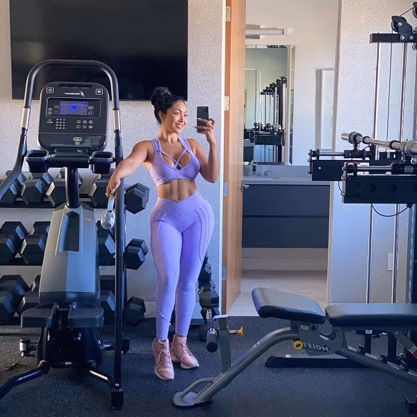 Theo dõi Instagram của mỹ nhân sinh năm 1987, không ít người choáng ngợp bởi thân hình săn chắc, vòng nào ra vòng nấy.