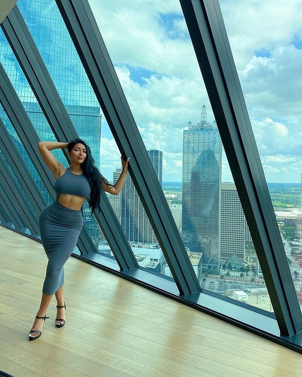 Ngắm vòng 3 căng mẩy của Sumeet Sahni, nhiều người bất ngờ khi biết cách đây vài năm, cô từng là cô gái gầy gò nặng hơn 40kg, hoàn toàn không có đường cong.