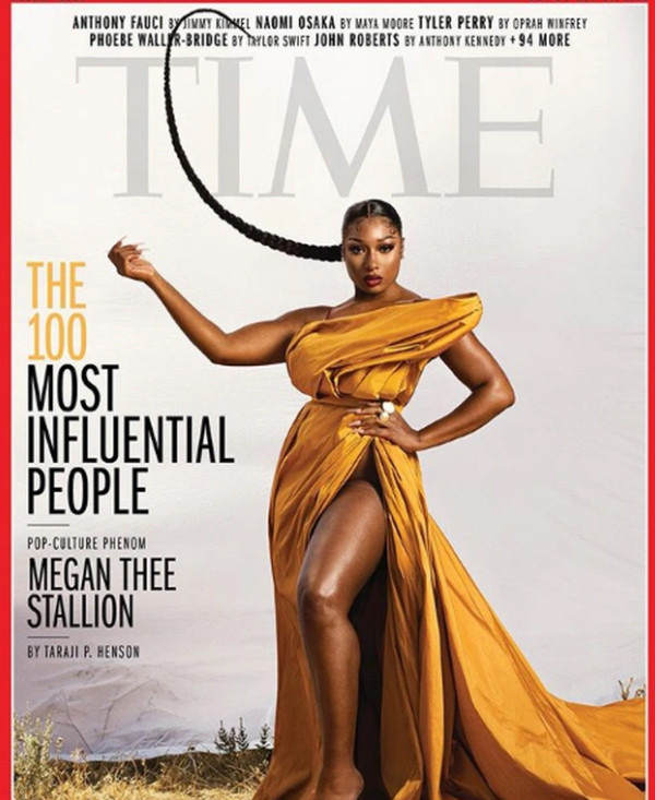 Người đẹp thường xuyên khoe thân một cách táo bạo.