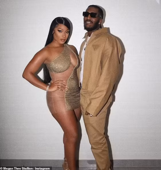 Chiếc váy với phần xuyên thấu quá rộng hé lộ gần hết cơ thể nóng bỏng của cô nàng.