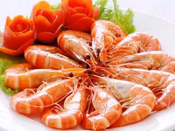 Kích cỡ cùng cấu tạo cơ thể tôm cũng rất khó có thể làm sạch từng chi tiết nhỏ. Chính vì vậy, bạn nên chế biến tôm thật kĩ. Nếu ăn sống hay chưa chế biến kỹ sẽ rất dễ mắc bệnh Paragonimiasis. Khi mắc bệnh, bạn sẽ có những biểu hiện như đau ngực, ho ra máu, nghiêm trọng hơn là chảy máu ở vùng phổi.