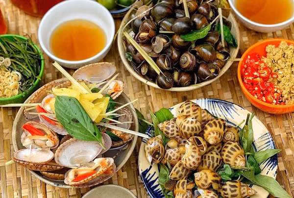 Đáng lưu ý, cấu tạo của ốc khiến chúng ta khó phát hiện và làm sạch. Khi vào cơ thể, chúng sẽ kí sinh ở nội tạng, gây ra những biểu hiện bên ngoài như phù tay, chân, đau bụng, sốt, nôn ói, tiêu chảy.