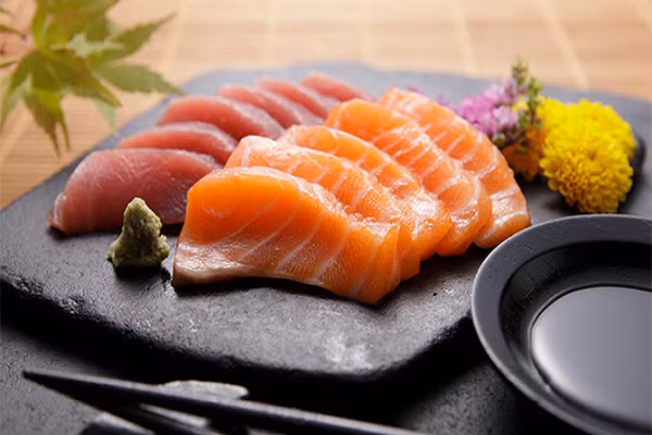  Sashimi. Sashimia là những miếng hải sản tươi sống được cắt thành lát mỏng có chiều rộng khoảng 2,5cm, chiều dài 4cm và dày khoảng 1/2cm.