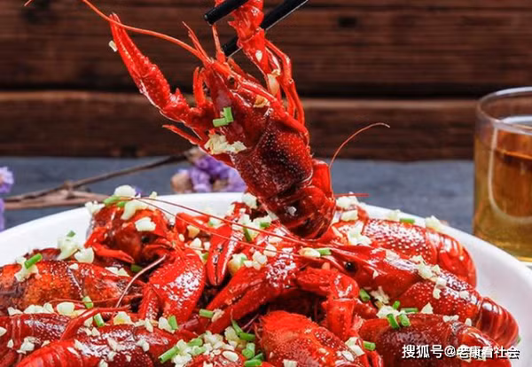 Hải sản chứa nguồn dinh dưỡng phong phú, cung cấp hàm lượng lớn kẽm, canxi, omega-3, protein cao, hàm lượng chất béo bão hòa thấp, cung cấp các dưỡng chất cần thiết như sắt, vitaminB12, protid, lipid, vitamin P1, P2...