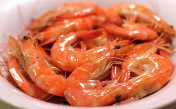 Chính môi trường sống khiến tôm càng dễ bị các sinh vật có hại kí sinh. Đặc biệt, tôm có sức sống rất mãnh liệt, nó có thể sống sót ngay cả khi ở những vùng nước bốc mùi nên khả năng nhiễm kí sinh trùng càng cao.