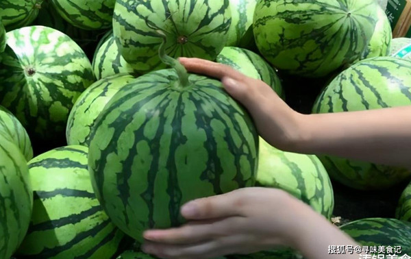 Khi thực hiện, bạn dùng tay trái cầm phần đáy, tay phải gõ vào đầu quả. Nếu thấy âm thanh phát ra “bộp bộp” chứng tỏ dưa chín gì nhưng bị nẫu ruột bên trong.