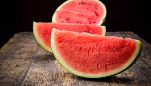 Trường hợp dưa phát ra tiếng bịch bịch chứng tỏ quả già ngọt. Trong khi đó, âm thanh đanh hơn thì là dưa non. Ảnh: Internet. Mời độc giả xem video: Dưa hấu ép nổi đắt hàng ngày Tết. Nguồn: VTC14