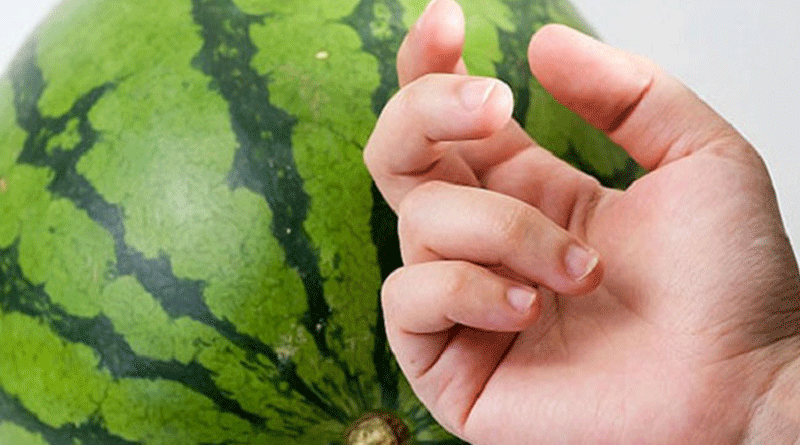 Dùng tay vỗ dưa. Nhiều người có thói quen dùng tay vỗ dưa để phán đoán độ chín bên trong. Tuy nhiên, động tác này phải làm đúng kỹ thuật mới giúp chọn dưa hấu ngon.