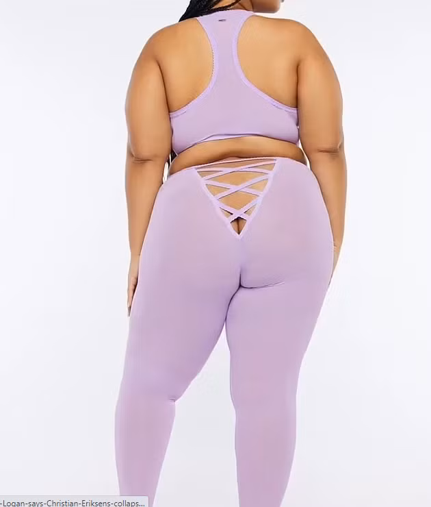 Thiết kế trong dòng thời trang Savage X Fenty có phần sau lưng hở gần hết xuống vòng ba. Một TikToker đã lan truyền hình ảnh mẫu quần này khiến người hâm mộ đứng ngồi không yên, vì nếu mặc chiếc quần này khi ngồi xuống, có thể lộ hết vòng ba.