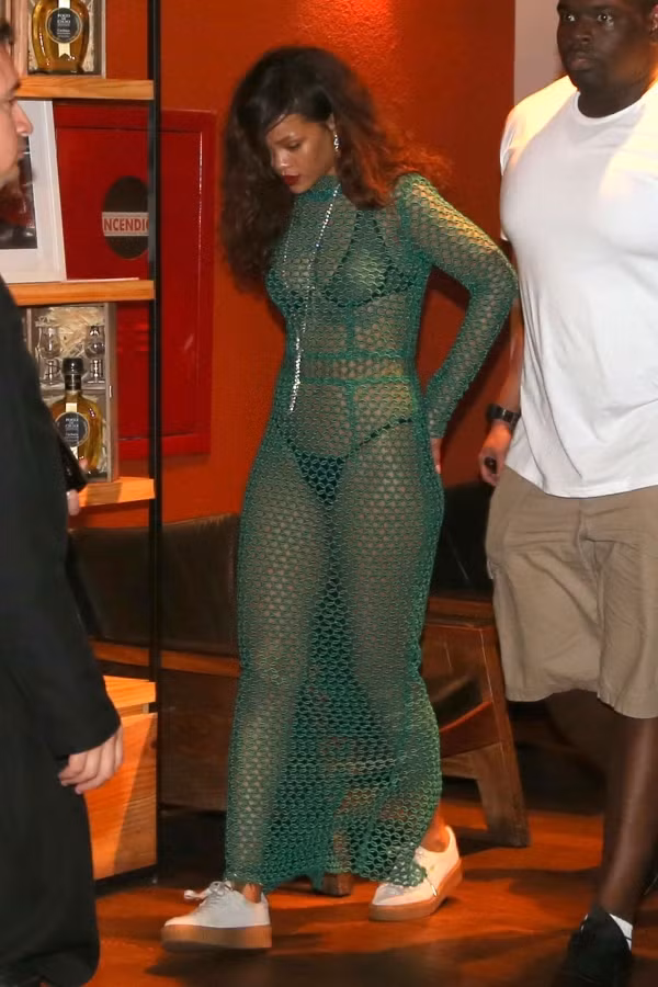 Đôi khi ranh giới giữa gợi cảm và sexy của người đẹp khá mong manh.