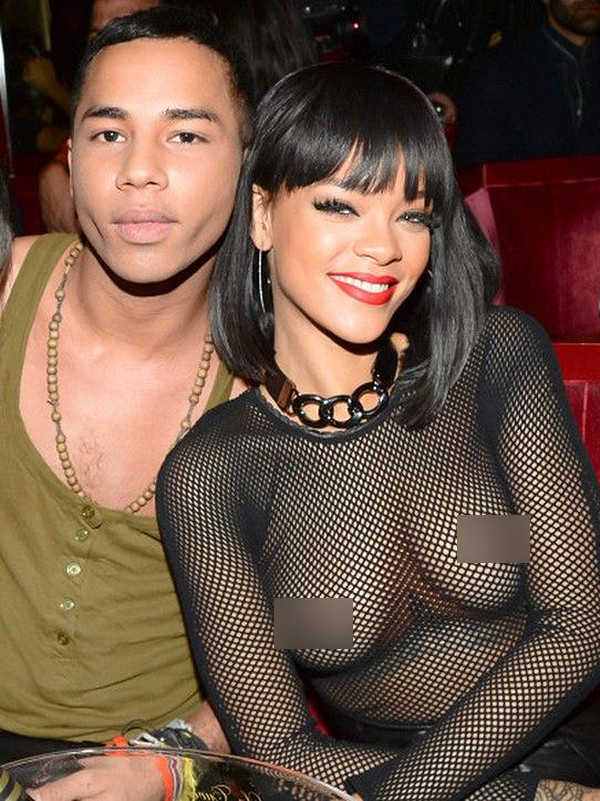 Có lúc người đẹp sẵn sàng lộ nguyên vòng 1 với chiếc áo lưới không có "phụ tùng" che chắn gì bên trong.