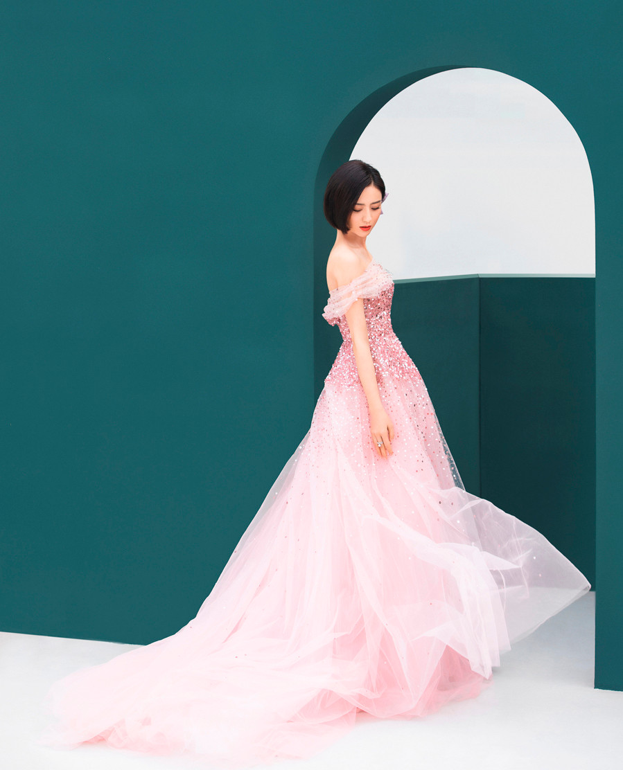 Đồng Lệ Á ít trang điểm cầu kỳ cho mái tóc, phụ kiện cũng được tiết chế để khoe vẻ gợi cảm vốn có của bản thân.