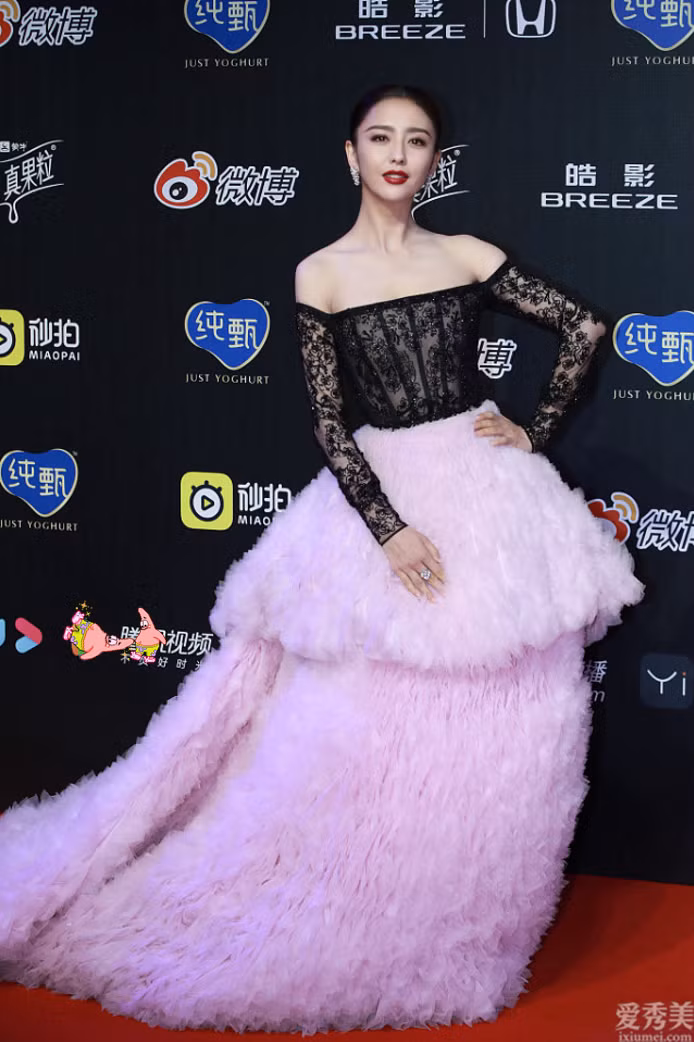 Kết hợp ren gợi cảm khoe các đường cong và phần chân váy xù lạ mắt.