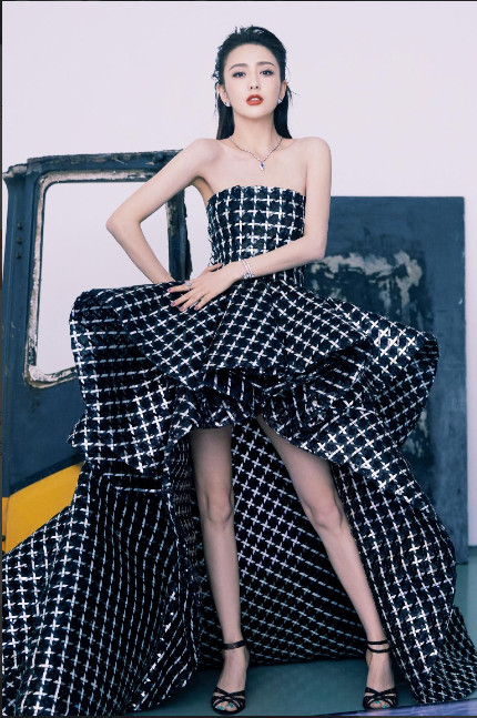 Bà mẹ một con cũng không quên khoe đôi chân dài thon thả.