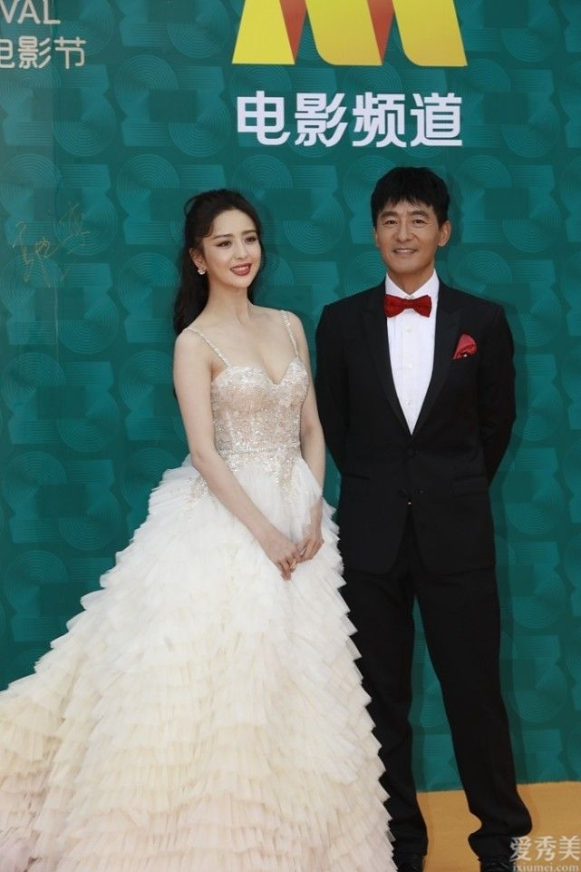 Người đẹp cũng thường xuyên chọn trang phục ánh kim, lấp lánh sang trọng.